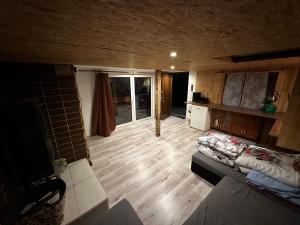 ein Wohnzimmer mit einem Sofa und Holzböden in der Unterkunft Chata in Nové Město pod Smrkem