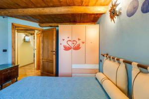 een slaapkamer met een blauw bed en een deur bij Il rifugio di Mandriola in Putzu Idu