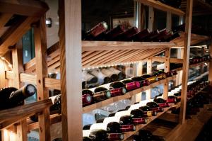 un montón de botellas de vino en una bodega en Hôtel Le Baudiere & Spa en Saint-Beauzire