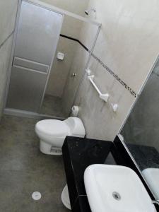 W łazience znajduje się toaleta, umywalka i prysznic. w obiekcie Casa de Playa en Tortugas - Beach House Tortugas w mieście Tortuga
