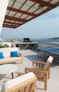 un patio con sillas y una mesa de ping pong en Casa de Playa en Tortugas - Beach House Tortugas, en Tortuga
