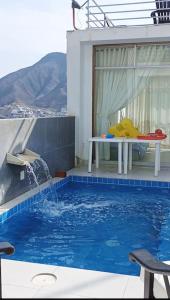 una piscina con una mesa y una piscina en Casa de Playa en Tortugas - Beach House Tortugas, en Tortuga