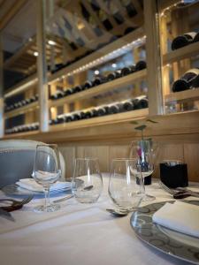 una mesa con copas de vino encima en Hôtel Le Baudiere & Spa en Saint-Beauzire