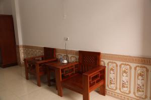 a dining room with two chairs and a table at Khu du Lịch Trải nghiệm Gốm Phù Lãng in Bắc Ninh