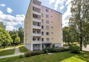 un immeuble d'appartements dans un parc arboré dans l'établissement Green Getaway - near Helsinki Vantaa Airport, top-floor, free parking & wifi, à Vantaa