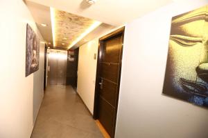 um corredor com uma porta e um quadro no tecto em Twin Tree em Nova Deli