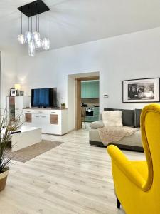 un soggiorno con divano e TV di James Bond Apartment old town a Bratislava