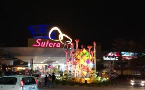 un cartel en frente de un centro comercial por la noche en Good Hope Hotel en Skudai