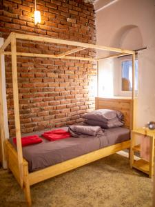 um quarto com um beliche contra uma parede de tijolos em Firefly Boutique Lodge em Bagamoyo