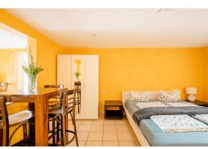 1 dormitorio con cama, mesa y escritorio en Hirschen Apartments, en Oberreute
