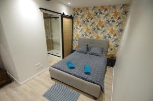1 dormitorio con 1 cama con zapatillas azules en Le Cladel - 4 pers / Proche Hopital et Eurythmie, en Montauban