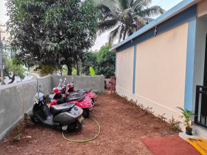 two scooters are parked next to a building at Sadafuli Guest House Assagao in Assagao