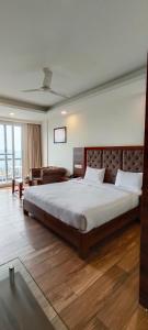 Hotel Chail Residency في تشايل: غرفة نوم بسرير كبير في غرفة