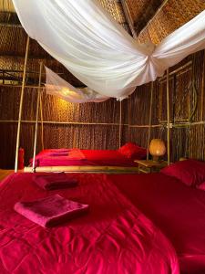 een slaapkamer met 2 bedden en een klamboe bij Hometravel Mekong Can Tho in Can Tho