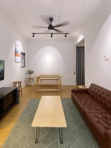 Hinggap Cendana في ماساي: غرفة معيشة مع أريكة وطاولة