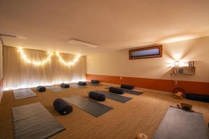 een kamer met yogamatten op de vloer bij Oco Surf Camp - matériel de surf, accès studio de yoga et cuisine commune inclus in Lit-et-Mixe