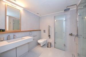 Ένα μπάνιο στο Hippocampo Waterfront Villa +14 φωτογραφίες