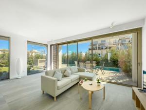 Bazén v ubytování Azure Seaview - Garnet Villa nebo v jeho okolí