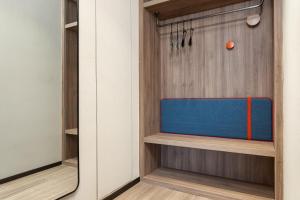 um armário com uma caixa azul dentro em Holiday Inn Express Shanghai Gumei, an IHG Hotel em Xangai