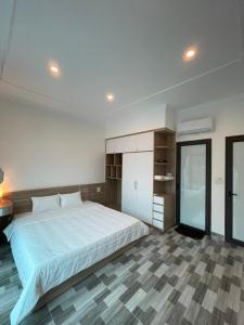 una camera con un grande letto bianco di Milky Villa Moc Chau a Mộc Châu