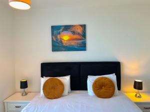 ein Schlafzimmer mit einem Bett mit zwei Kissen darauf in der Unterkunft Berks Luxury Serviced Apartments RWH 76 1 Bedroom, 1 super king bed, free parking, gym & wifi in Bracknell