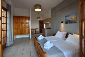 Postel nebo postele na pokoji v ubytování Mari Evans Apartments