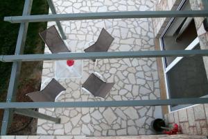 Elle offre une vue sur une terrasse en pierre dotée d'une fenêtre. dans l'établissement Stone Bay Houses in Messinia Kalamaki Beach Area, à Chrani