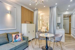 ザグレブにあるLeone Central Luxury Apartments - Happy Rentalsのリビングルーム(ソファ、テーブル付)