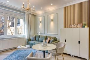 uma sala de estar com um sofá e uma mesa em Leone Central Luxury Apartments - Happy Rentals em Zagreb