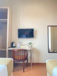 Televiisor ja/või meelelahutuskeskus majutusasutuses Ayuri Hotel Malioboro