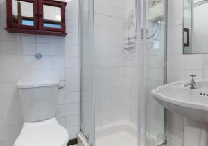 een badkamer met een toilet en een wastafel bij Camellia Cottage in Llanbedrog