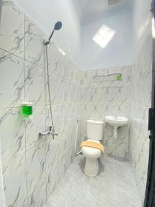 Sentool的住宿－Ayuri Hotel Malioboro，一间带卫生间和水槽的浴室