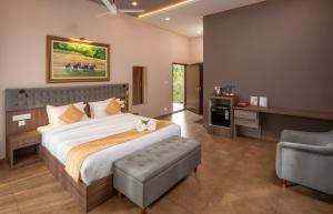 ein großes Schlafzimmer mit einem großen Bett und einem Stuhl in der Unterkunft Paradise Marari Boutique Resort and Ayurvedic Spa in Alappuzha