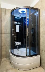 een badkamer met een douche in een glazen ruimte bij Paradise Boutique Resort in Alleppey