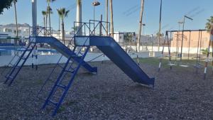 un parque infantil con un tobogán azul en Condominio 312 Loma Bonita, en San Carlos