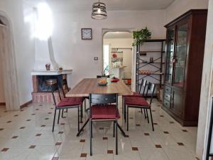 - une salle à manger avec une table et des chaises en bois dans l'établissement Casedda andrea, à Sternatia