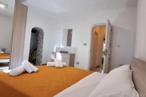 - une chambre avec un lit et 2 serviettes dans l'établissement Casedda andrea, à Sternatia