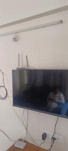 telewizor z płaskim ekranem wiszący na ścianie w obiekcie Akshra residency 1 bhk w mieście Hinjewadi