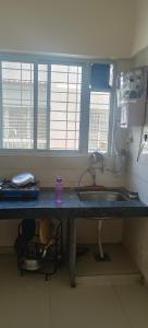 Virtuvė arba virtuvėlė apgyvendinimo įstaigoje Akshra residency 1 bhk