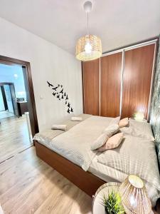 um quarto com uma cama e uma cabeceira em madeira em URBAN JUNGLE Apartment old town Air Conditioned em Bratislava