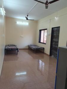 Habitación con 2 camas en la esquina de una habitación en SWAMI HOMESTAY, en Mirya