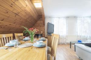 メミンゲンにあるAlpen-Hostel Apartment Südgrat mit Motorradvermietungのダイニングルーム(テーブル、椅子、テレビ付)