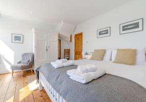 um quarto com uma cama grande com duas almofadas em Suffolk Cottage em Porthleven