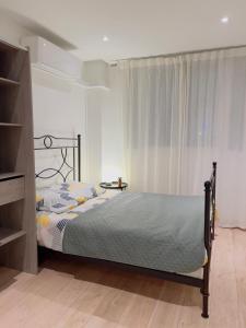 ein Schlafzimmer mit einem Bett und einem Bücherregal in der Unterkunft Superbe T3 séjour Marseille Clim 2 balcons Timone in Marseille