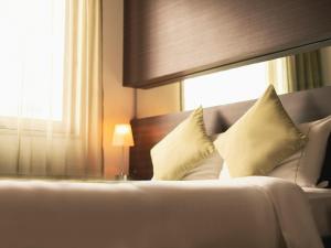 大阪市にあるホテルブライトンシティ大阪北浜のベッドルーム1室(枕付きのベッド1台、窓付)