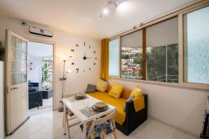 una sala de estar con un sofá y una mesa en Casetta Fè nel cuore di Positano, en Positano