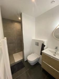 a bathroom with a toilet and a shower and a sink at Studio neuf à Bouguenais+terrasse+parking in Bouguenais