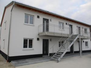 a white building with a staircase on the side at PARSBERGER STADTWOHNUNG 3 in Parsberg