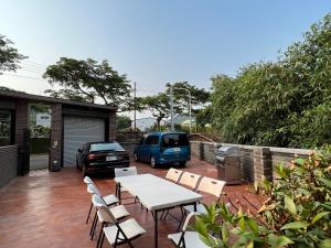 Jiji的住宿－沐樂旅舍 ML.b&b，庭院配有桌椅和面包车。