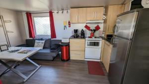 a small kitchen and living room in a caravan at MH camping 4 étoile Mer/forêt in Soulac-sur-Mer